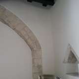 Arco ed edicola cinquecenteschi inizialmente allocate all'esterno e poi inglobate in Casa Piccinni
