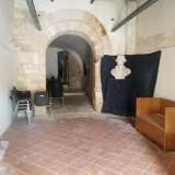 Ingresso della casa con la statua di Piccinni realizzata dell'ex proprietario Gaetano Stella