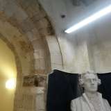 Particolare della statua e del muro corroso dall'umidit�