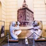 Nell'androne del municipio barese � stata adibita una sorta di camera mortuaria dedicata al Palazzo della Gazzetta, abbattuto nel 1982. Ci sono immagini in bianco e nero della struttura e soprattutto i quattro telemoni...