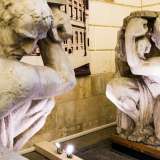 Oggi non sorreggono pi� nulla e la tensione dei loro muscoli splendidamente definiti risulta un inutile sforzo