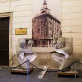 ...sculture che originariamente erano inglobate nei vani delle finestre a pianterreno con la funzione simbolica di portare sulle proprie spalle tutto il peso dell�imponente edificio