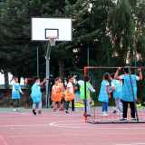 Appena arrivati notiamo subito che sono in corso due partite. Nella prima, che si svolge in una met� del campo da basket della chiesa, bambini e bambine dai 5 ai 7 anni stanno giocano tutti sorridenti istruiti dal loro allenatore