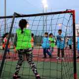 Un bambino, davanti al portiere, intento a battere un rigore