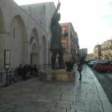 Sosta di fronte alla statua del Colosso di Barletta 