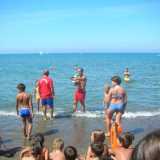 Due bagnini in spiaggia informano la gente sulla sicurezza balneare 
