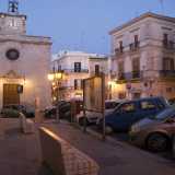 Da questo punto si apre largo della Croce, indicato come �Nmezz�a chiazz� (�in mezzo alla piazza�): qui la mattina presto si radunavano coloro che dovevano andare a lavorare in campagna