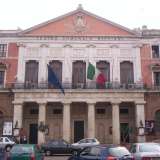 La facciatadel teatro Piccinni su corso Vittorio Emanuele, tuttora chiuso per lavori di ristrutturazione