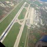 La pista dell'aeroporto di Bari vista durante il decollo