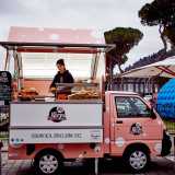 Il camioncino � facilmente riconoscibile dai colori rosa e bianco riconducibili all'aspetto della mortadella