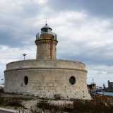 Alla punta del molo sorge ancora oggi l�elegante faro borbonico ristrutturato da qualche anno