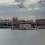 Il faro guarda da una parte il lungo molo foraneo e dall�altra il piccolo faro a fasce bianche e nere che si staglia sul molo Pizzoli