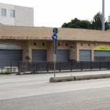 Per aiutare i residenti ad avere una vita �normale� all�interno del porto si trovano anche un parrucchiere per uomo, un ufficio postale e persino una chiesetta
