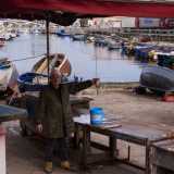 Sul molo San Vito si trovano ormeggiati i gozzi e le barchette degli otto pescatori che hanno la licenza di buttare le proprie reti nelle acque portuali