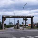 Non ci resta a questo punto che superare la Dogana e abbandonare il porto: attraverso il monumentale �Varco della Vittoria� ci rituffiamo in quella vita cittadina che per un attimo avevamo lasciato per respirare a pieni polmoni aria di mare mista a petrolio