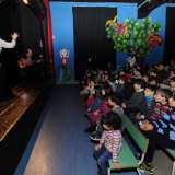 La sala interna con palcoscenico del teatro Casa di Pulcinella all'interno del vecchio stadio della Vittoria, colorato e a misura di bambino