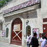 La facciata esterna del teatro Purgatorio, nel Quartierino, durante una manifestazione di protesta dei teatranti a causa della temporanea chiusura 
