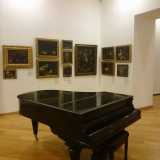 Un pianoforte abbellisce gli spazi riservati all'arte del 1600