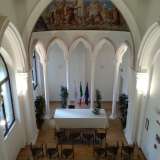 L'ex cappella dell'ospedaletto. In alto l'affresco