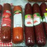 I salami rumeni si mangiano sia cotti che crudi, a seconda dei gusti personali. C'� il salam de casa, il salam vara (parola che in italiano significa �estate�) e il salam de pul, fatto con carne di pollo