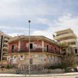 Anche se l�area � ancora piena di edifici vecchi e fatiscenti. Basta proseguire sul lungomare per imbattersi in una grande casa rossa abbandonata e pericolante