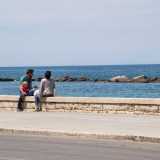 Il mare appunto. Siamo arrivati alla fine della strada e davanti a noi si apre la lunga costa dalla quale siamo separati solo da un basso muretto