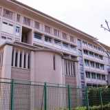 Sulla sinistra si erge una delle �glorie� del quartiere: l�ex ospedale Cto (Centro traumatologico ortopedico). Eretto nel 1948 inizi� la sua attivit� nel 1953. Da anni il nosocomio � stato dismesso e ora accoglie unicamente alcuni uffici dell�Asl