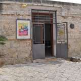 Di fronte all�apertura si trova una struttura usata come zona d�intrattenimento...