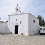 Scorgiamo la piccola cappella patronale, la chiesetta originale gi� presente ai tempi della masseria. E� completamente bianca e si presenta con un campanile a vela