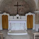L�interno, con volte a botte, � dominato da un altare �a portelle� in stucco tipico del Settecento