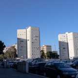 ...e dall�altra da alti grigi palazzoni senza balconi che si stagliano sulla vuota distesa di campagna. E� il poco pittoresco biglietto da visita del San Paolo