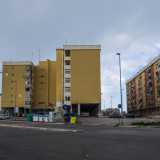 Il �feudo� della malavita si trova un po� pi� avanti, tra viale delle Regioni e via Cascella, dove sono asserragliati i famigerati �portici�, dove echeggiano i nomi oramai indelebili delle storici clan dei Montani e dei Telegrafo