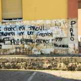 I messaggi d�amore tributati da ragazzi che non hanno altro a disposizione che questi muri scalcinati, sono l�unica forma di colore...