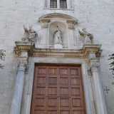 D'altronde anche la Cattedrale presenta per� sulla cornice del portone d�ingresso entrambe la statue dei protettori di Bari, una accanto all�altra