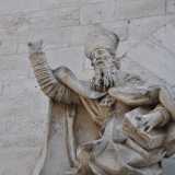 C�� la statua di San Sabino in abiti vescovili e con la mitra a punta sulla testa...