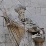 ...e accanto quella di San Nicola, con una mitra tondeggiante, caratteristica dei vescovi orientali