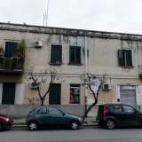 La scritta "Quei popoli che un giorno, privi di volont�, si rinchiudono in casa, sono quelli che si avviano alla morte" � stata disegnata su una bassa palazzina in viale Ennio