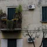 La frase "popoli che un giorno" � coperta da un balconcino