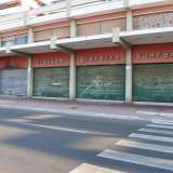 La scritta bianca �Il bruco giardino d�infanzia� testimonia qui la passata presenza di un nido. Accanto le serrande abbassate del ristorante Onda Blu, distrutto da un incendio doloso nel novembre del 2007