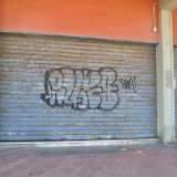 Le saracinesche chiuse (almeno 40), sono colorate solo dagli improvvisati disegni di qualche writers di passaggio
