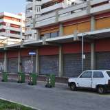 Il tratto distintivo della zona: una lunga serie di saracinesche abbassate, ricordo di ristoranti, bar, asili che un tempo avevano preso piede qui