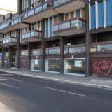 Oltre alle saracinesche sono presenti anche alcune vetrine, sui cui campeggiano numerosi cartelli di �affittasi� e �vendesi�