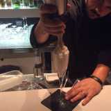 Nicola Ruggiero durante la preparazione di un cocktail molecolare