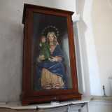I due soggetti sacri sono riprodotti anche attraverso una statuetta posizionata a destra della tavola liturgica