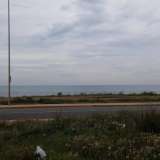 La mattina seguente attraversiamo i binari per avvicinarci al lungomare (foto di Stefania Buono)