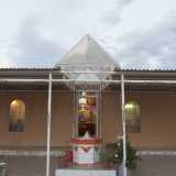 All'ingresso del tempio si legge in alto la scritta �Radha Krishna mandir Bari�