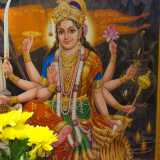 Eccoci finalmente dentro: ci colpiscono subito le statuette di porcellana e le tele raffiguranti alcune delle divinit� pi� importanti, tra cui Sharadiya Durga Puja, dalle tante braccia e dal sorriso allamaliante