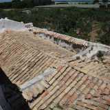Pochi metri pi� in basso � possibile scorgere le tegole della copertura della chiesa arroventate dal primo caldo estivo
