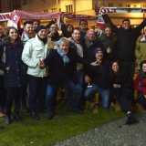 I membri del Bari club Berlino assieme allo storico commentatore delle partite dei biancorossi Michele Salomone, all'ex direttore sportivo dei galletti Guido Angelozzi e all'ex calciatore Gennaro Delvecchio 