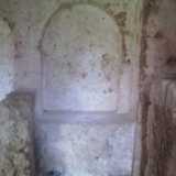 Il sedile scavato nella roccia all'interno della chiesa: la sua imponenza suggerisce che fosse utilizzato da personalit� importanti, probabilmente dai vescovi